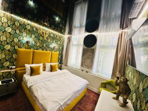 锡比乌Villa & Restaurant Levoslav House的一间卧室配有一张床,桌子上摆放着泰迪熊