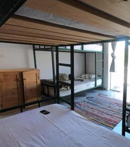 达哈布My Hostel in Dahab - Dive center的一间卧室配有两张双层床。