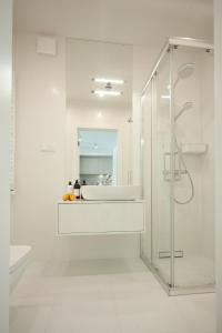 米兹多洛杰Wave Private Apartment 6th Floor的白色的浴室设有水槽和淋浴。