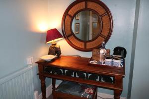 托基希尔克劳福特独特精品酒店的一张桌子,上面有台灯和镜子