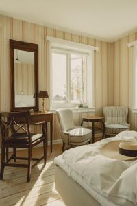 斯卡恩邦德慕斯酒店的一间卧室配有床、椅子和镜子