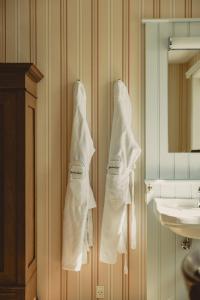 斯卡恩邦德慕斯酒店的浴室的墙壁上挂着白色毛巾
