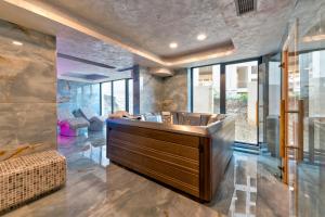 兹拉蒂博尔Golden Panorama Spa & Wellness的客房内的盥洗盆浴室