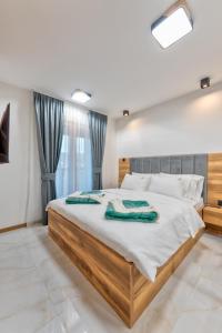 兹拉蒂博尔Golden Panorama Spa & Wellness的一间卧室,卧室内配有一张大床