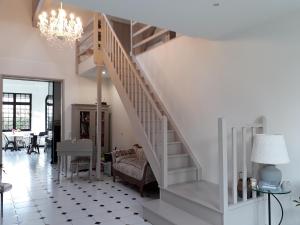 朗通Villa Glen-Tara的带有吊灯的客厅中的白色楼梯