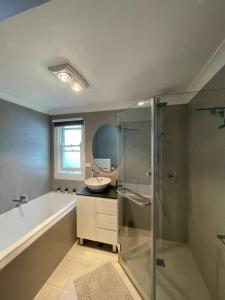 悉尼3 Bedroom House Ideal for Family - Ultimo的带浴缸、水槽和淋浴的浴室