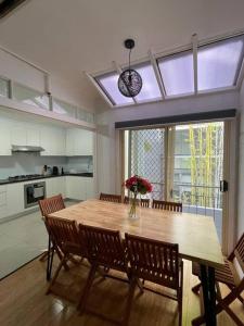 悉尼3 Bedroom House Ideal for Family - Ultimo的一间带木桌和椅子的用餐室
