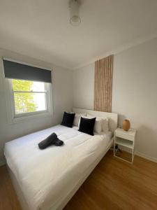 悉尼3 Bedroom House Ideal for Family - Ultimo的卧室配有一张大白色床和窗户
