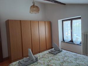 MagreglioMansardHouse zona Bellagio的一间卧室配有一张带两个鲨鱼枕头的床