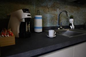 切法卢INCAO HOLIDAY LA STRUMMULA HOUSE的厨房柜台配有咖啡壶和水槽