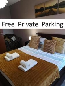 布达佩斯Dream Destination Apartment的一张带毛巾的大床以及免费私人停车场。