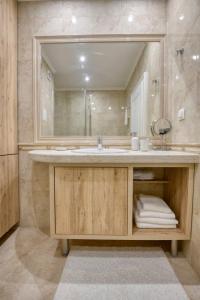 瓦尔纳Apartment Grand Karavel Centre的一间带水槽和镜子的浴室