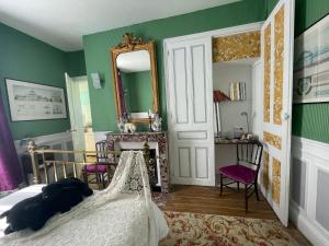 特鲁瓦La Bonne Maison 3的一间卧室配有一张床和镜子