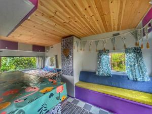 瓦伦西亚岛Retro Caravans at Valentia Island Escape的一间有床和一张巴士床的房间