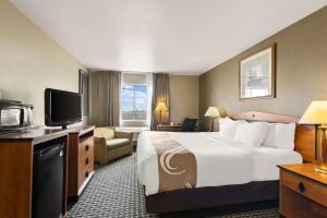 夏延Quality Inn Cheyenne I-25 South的酒店客房设有一张大床和一台电视。