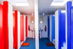 瓦伦西亚岛Retro Caravans at Valentia Island Escape的浴室里设有色彩缤纷的隔板的走廊
