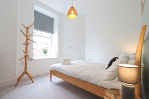 布里斯托Alliance House - Hopewell的白色的卧室设有床和窗户