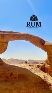 瓦迪拉姆Rum desert magic的站在沙漠中沙漠中,在沙漠迷宫的拱下的人