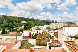 加苏莱斯堡5 bedrooms house with city view furnished terrace and wifi at Alcala de los Gazules的从建筑屋顶上可欣赏到城市美景