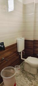 格德拉Hotel Sunshine的一间位于客房内的白色卫生间的浴室