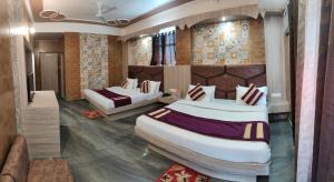 格德拉Hotel Sunshine的一间酒店客房,房间内设有两张床