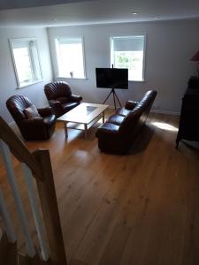 哥德堡Gula huset的客厅配有2把皮椅和咖啡桌