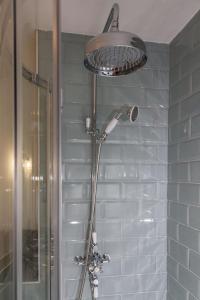 新盖洛韦Skerrow的浴室内配有淋浴和头顶淋浴