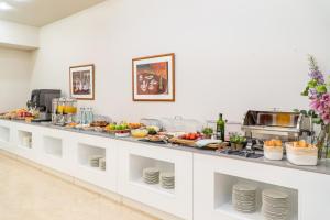 巴塞罗那格洛雷耶斯酒店的一条自助餐线上有很多食物