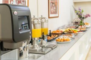巴塞罗那格洛雷耶斯酒店的自助早餐,包括橙汁和食物盘