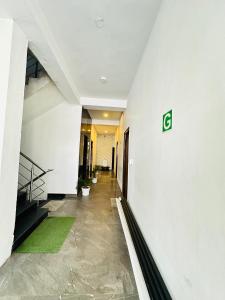 克勒尔Shivjot hotel的墙上有绿色标志的建筑物走廊