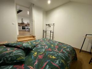 沃苏勒Appartements Baron Bouvier的一间卧室配有一张带绿色棉被的床