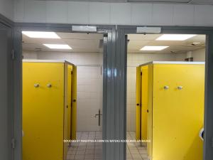 拉罗谢尔Nuit insolite dans un petit voilier的浴室里一排黄色的储物柜