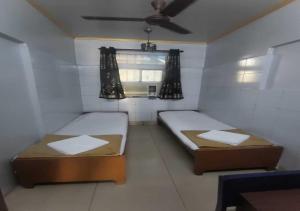 孟买Hotel Rupali的小型客房 - 带2张床和窗户