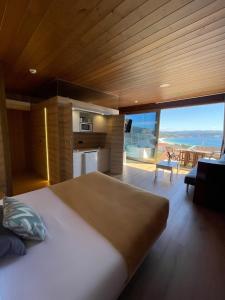 福斯特拉Cabañas Fisterra的一间带大床的卧室,享有海景