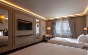 斯维伦格勒GoldenEye Hotel & Casino的酒店客房设有两张床和一台平面电视。