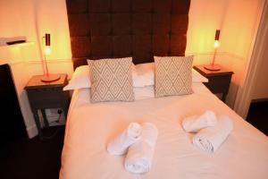 布莱顿霍夫科尔森楼酒店的酒店客房,配有带毛巾的床