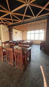 克勒尔Shivjot hotel的用餐室配有大型木桌和椅子
