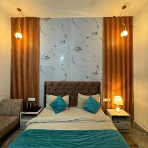 克勒尔Shivjot hotel的一间卧室配有一张带蓝色枕头的大床