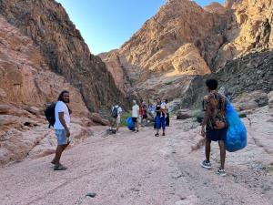 达哈布My Hostel in Dahab - Dive center的一群人穿过峡谷