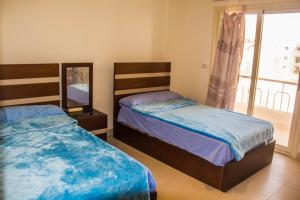艾因苏赫纳LASIRENA MANI EGYPT-Family Only的一间卧室设有两张床和窗户。