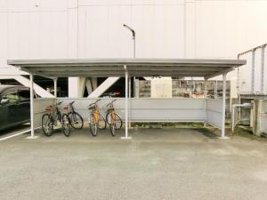 北上市北上绿色饭店　的停放在车库里的一群自行车