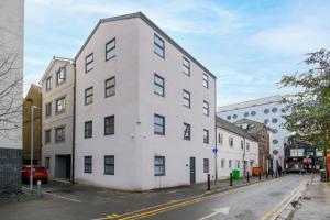 卡迪夫Gad Suite by Koya Homes - Cardiff City Centre Location!! 2 En-suites的街道边的白色建筑