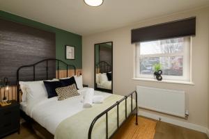 卡迪夫Gad Suite by Koya Homes - Cardiff City Centre Location!! 2 En-suites的一间卧室设有一张床和一个窗口