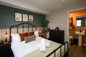 卡迪夫Gad Suite by Koya Homes - Cardiff City Centre Location!! 2 En-suites的一间带大床的卧室和一间浴室