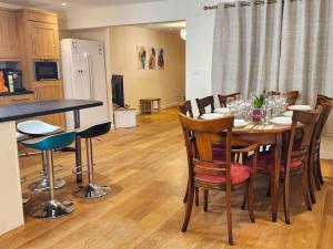 格洛斯特Gilpin villa 4Bedroom WiFi, Parking, Netflix, Garden的用餐室配有带酒杯的桌子