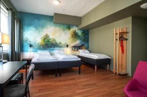 克里斯蒂安桑德Thon PartnerHotel Storgata的一间设有两张床的客房,墙上挂着一幅画