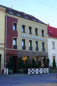 OlesnoHotel Alexandra的一座建筑前的亚历山德拉酒店