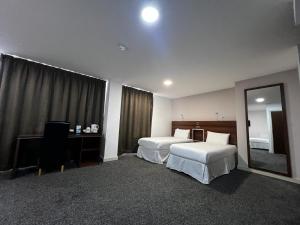 曼彻斯特曼彻斯特米尔顿酒店的酒店客房,设有两张床和镜子