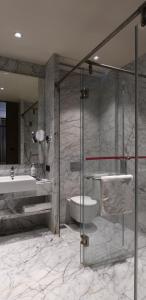 孟买福特住宅酒店的带浴缸、卫生间和盥洗盆的浴室