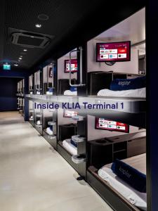 雪邦Kepler Club Kuala Lumpur Airport - KLIA T1 Landside的商店里的一排双层床